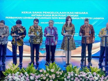 Wakil Direktur Utama PT Bank Syariah Indonesia Tbk (BSI) Bob T. Ananta (dua dari kiri) menandatangani kerjasama perjanjian pengelolaan kas negara dengan Kementerian Keuangan RI. FOTO: Dok. BSI