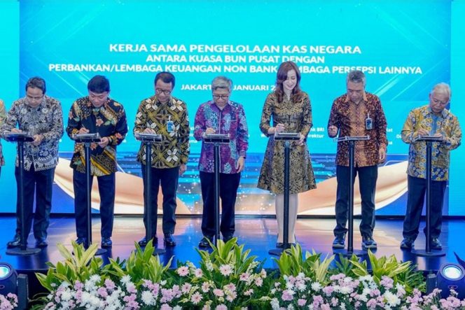 
					Wakil Direktur Utama PT Bank Syariah Indonesia Tbk (BSI) Bob T. Ananta (dua dari kiri) menandatangani kerjasama perjanjian pengelolaan kas negara dengan Kementerian Keuangan RI. FOTO: Dok. BSI