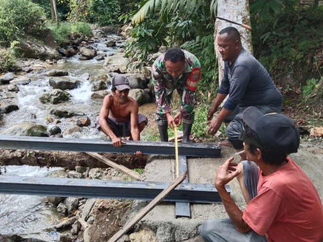 
					Gotong Royong! TNI & Warga Perbaiki Jembatan di Ketambe