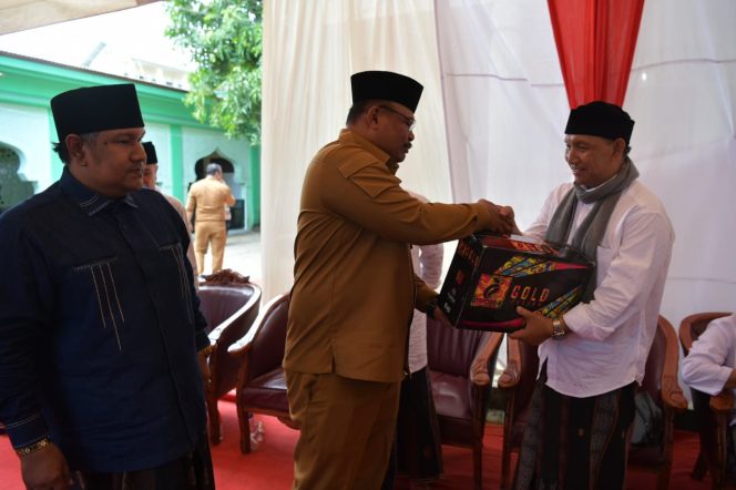 
					Pj. Gubernur Aceh, Dr. Safrizal ZA. M. Si bersama Pj. Bupati Aceh Besar, Muhammad Iswanto dan Sejumlah Kepala SKPA menghadiri Kenduri Haul Abu H. Muhammad Bin Tgk. Zamzami (Abu Lam Ateuk) ke 26 di komplek Dayah Istiqamatuddin Darul Mu'arrif Gampong Lambaro Bileu, Kecamatan Kuta Baro, Aceh Besar, Senin, 20 Januari 2025.