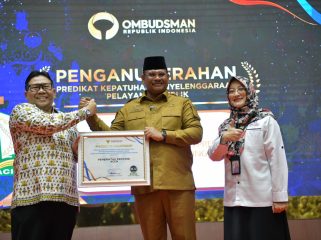 Penjabat Gubernur Aceh, Dr. H. Safrizal ZA, M.Si, menerima penghargaan dari Ombudsman RI kepada pemerintah Aceh yang meraih Predikat Penilaian Kepatuhan Penyelenggaraan Pelayanan Publik Tahun 2024, di Anjong Mon Mata Pendopo Gubernur Aceh, Selasa, 20 Januari 2025.