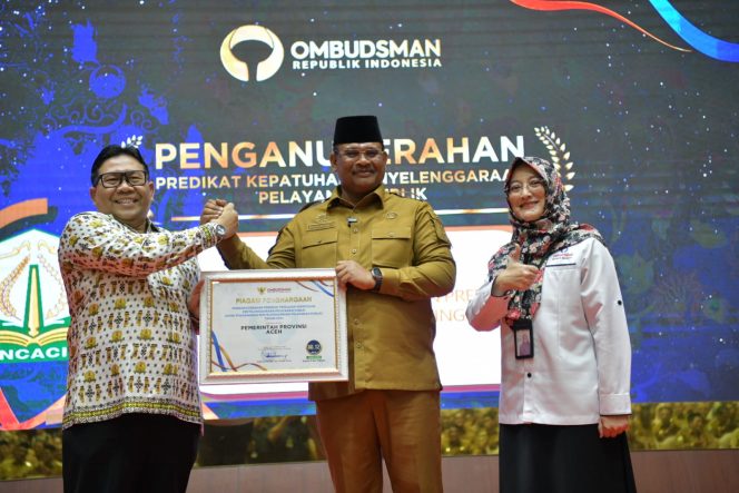 
					Penjabat Gubernur Aceh, Dr. H. Safrizal ZA, M.Si, menerima penghargaan dari Ombudsman RI kepada pemerintah Aceh yang meraih Predikat Penilaian Kepatuhan Penyelenggaraan Pelayanan Publik Tahun 2024, di Anjong Mon Mata Pendopo Gubernur Aceh, Selasa, 20 Januari 2025.