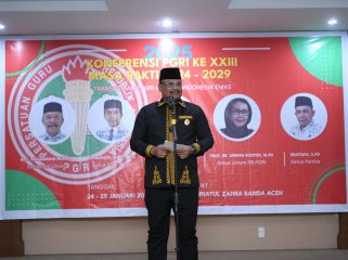 Penjabat Gubernur Aceh Dr H Safrizal ZA M.Si memberi sambutan pada Konferensi XXIII Persatuan Guru Republik Indonesia (PGRI) Aceh Masa Bakti 2024-2029 di Banda Aceh, Jum’at malam (24/1/2025).