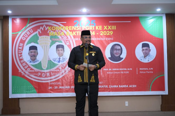 
					Penjabat Gubernur Aceh Dr H Safrizal ZA M.Si memberi sambutan pada Konferensi XXIII Persatuan Guru Republik Indonesia (PGRI) Aceh Masa Bakti 2024-2029 di Banda Aceh, Jum’at malam (24/1/2025).