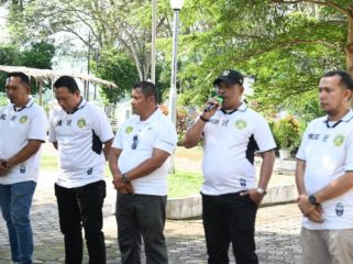 Wakil Ketua DPRK Aceh Besar Muhsin SSi saat menyemagati PSAB saat pelepasan tim untuk mengikuti Liga 4 Zona Aceh di Kota Sabang, di halaman Dekranasda Aceh Besar, Gani, Kecamatan Ingin Jaya, Aceh Besar, Jumat (24/1/2025). FOTO: Dok. MC ACEH BESAR