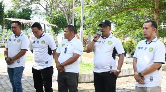 Wakil Ketua DPRK Aceh Besar Muhsin SSi saat menyemagati PSAB saat pelepasan tim untuk mengikuti Liga 4 Zona Aceh di Kota Sabang, di halaman Dekranasda Aceh Besar, Gani, Kecamatan Ingin Jaya, Aceh Besar, Jumat (24/1/2025). FOTO: Dok. MC ACEH BESAR