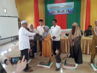 Kepala DP2KBPP dan PA Aceh Besar, Drs Fadhlan, menyerahkan bantuan Tahap II kepada keluarga dengan anak berisiko stunting, di Gedung UDKP Kecamatan Kuta Cot Glie, Kabupaten Aceh Besar, Selasa (14/1/2025). FOTO: Dok. MC ACEH BESAR