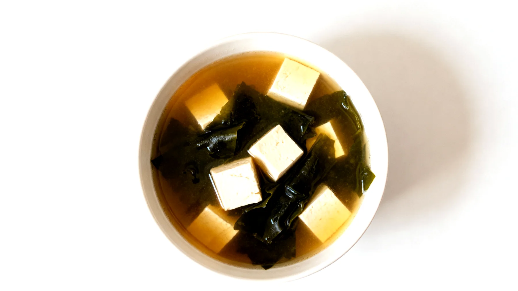 Miso-Suppe mit Wakame-Algen und weichem Tofu"