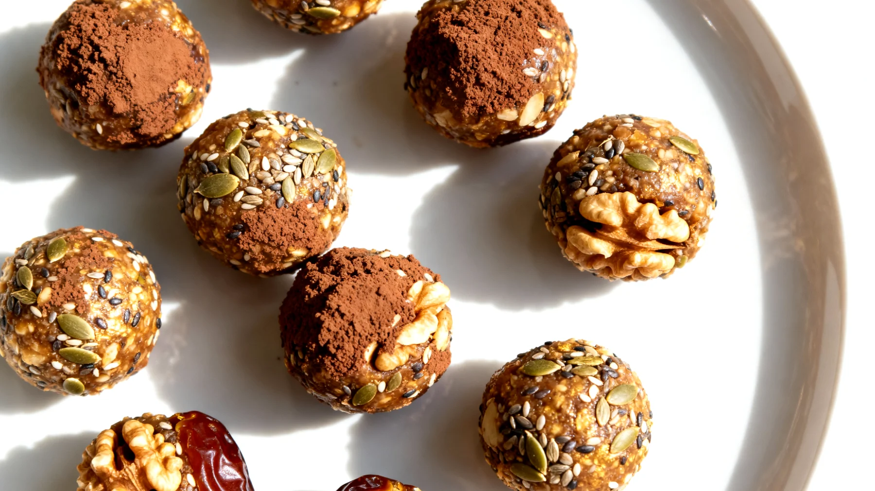 Walnuss-Hanfsamen-Energiekugeln mit Kakao und Datteln"